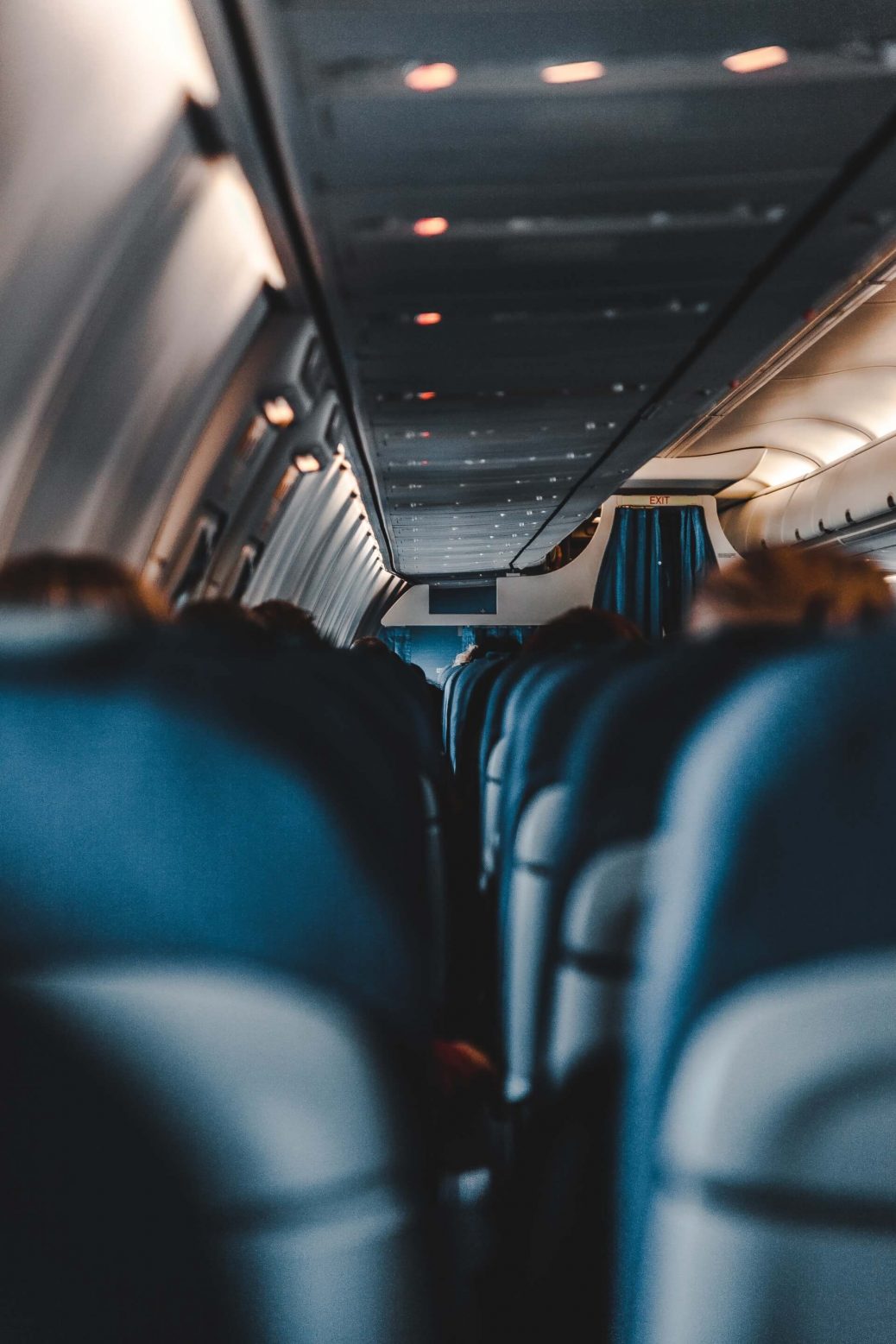 Sitzreihen im Innenraum eines Passagierflugzeugs